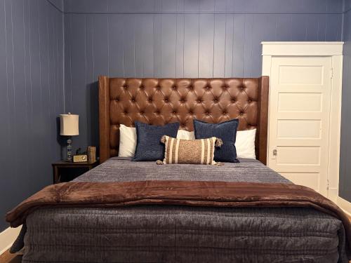 Ένα ή περισσότερα κρεβάτια σε δωμάτιο στο New listing! Historic 4 bedroom home