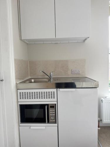 Η κουζίνα ή μικρή κουζίνα στο Central Aldershot Private room, Near Station & Town Centre