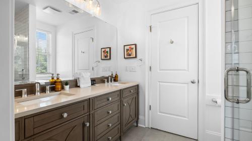 Ένα μπάνιο στο 1 Block to Beach Newly Renovated 6BDR w Rooftop Views Sand Dune by AvantStay