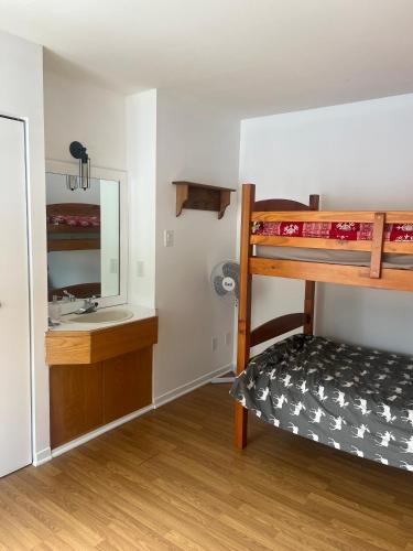 Giường trong phòng chung tại Unit 228 Val des Neiges - 2 bedrooms - 6 people