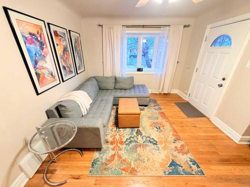 een woonkamer met een bank en een tapijt bij Modern 2BD 2BA Near Downtown Denver in Sandown