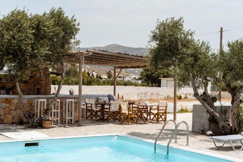 Diamantis Studios&Apartments游泳池或附近泳池