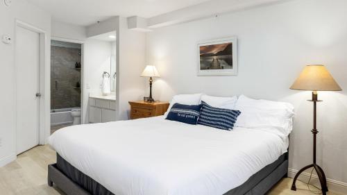 Ένα ή περισσότερα κρεβάτια σε δωμάτιο στο Walk to Beach Pool Hot Tub Private Patio Parking Seabreeze Retreat