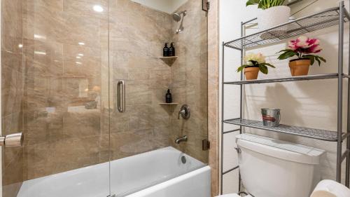 Ένα μπάνιο στο Walk to Beach Pool Hot Tub Private Patio Parking Seabreeze Retreat