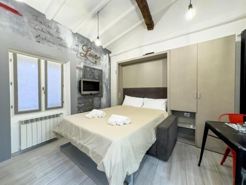 a bedroom with a large bed with towels on it at Centro storico- Suite silenziosa, Wi-Fi & Netflix in Varese