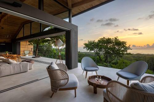 Χώρος καθιστικού στο Ohana Villa - Ocean View and a Walk to the Beach