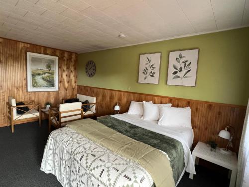 Ένα ή περισσότερα κρεβάτια σε δωμάτιο στο High Point Mountain Motel