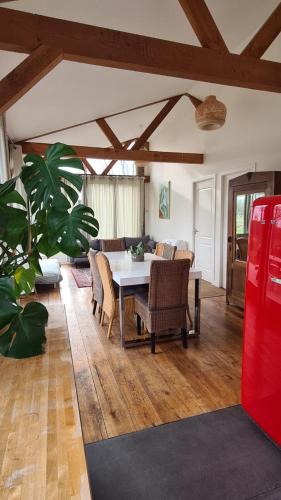 Un comedor con una mesa y sillas blancas. en Milan Farm Chalet cozy, en Milán