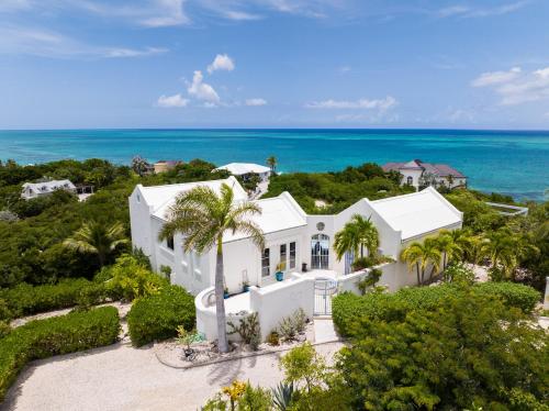 Charming Villa 360 with Ocean Views and Hot Tub