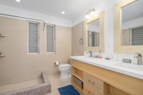 Ένα μπάνιο στο Charming Villa 360 with Ocean Views and Hot Tub