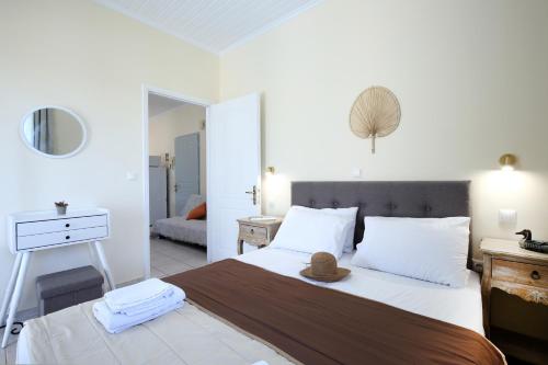 En eller flere senge i et værelse på Avra apartments