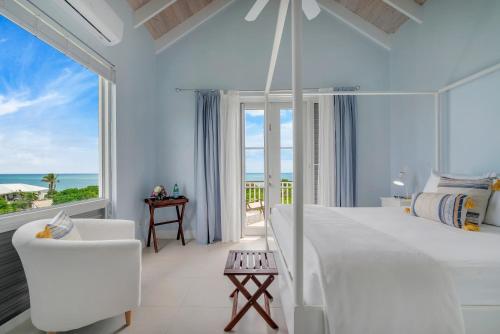 Ένα ή περισσότερα κρεβάτια σε δωμάτιο στο Charming Villa 360 with Ocean Views and Hot Tub