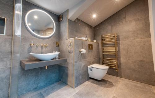 The Dome House في باونيس أون وينديرمير: حمام مع حوض ومرحاض ومرآة