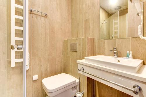 a bathroom with a sink and a toilet at Baltic Sands in Hel