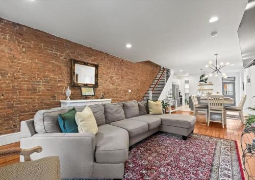 Χώρος καθιστικού στο Downtown Lancaster 3BR Free Parking and Private Sauna