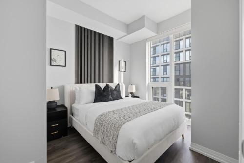 Кровать или кровати в номере Urban Oasis Steps from Yonge & Dundas Square