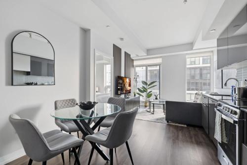 Кухня или мини-кухня в Urban Oasis Steps from Yonge & Dundas Square
