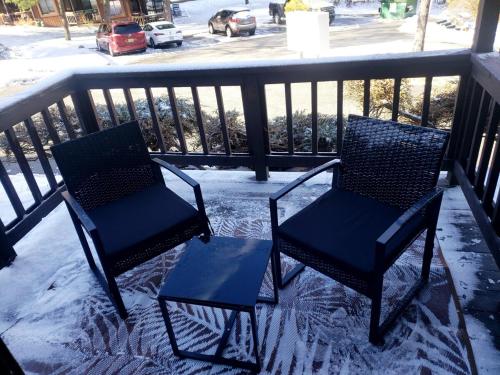 Μπαλκόνι ή βεράντα στο Discover the magic in every season! 2 bedroom condo, full kitchen