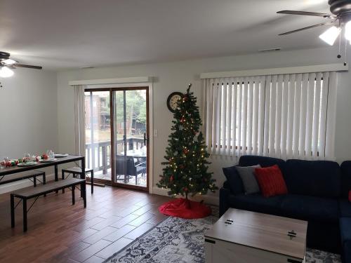 Χώρος καθιστικού στο Discover the magic in every season! 2 bedroom condo, full kitchen