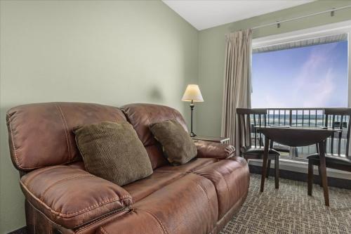 Χώρος καθιστικού στο Ground Floor Fireplace Studio - Ocean View & Beach Access - Pool and Hot Tub