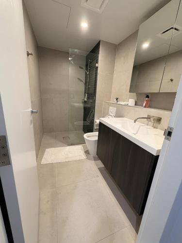 Ένα μπάνιο στο Belconnen Sky Luxe Apartment Free Parking