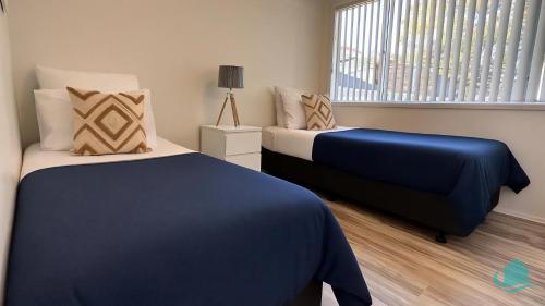 a bedroom with two beds and a window at Casa Bella in Lakeside