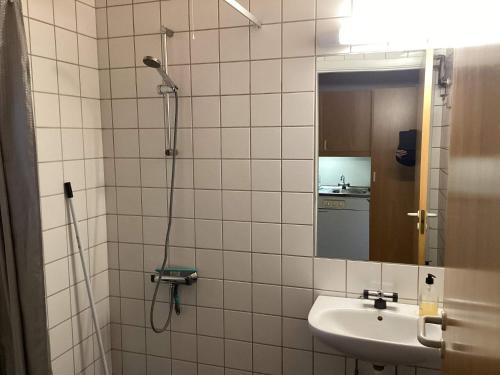 Holiday home for 2 guests, Ansager في Ansager: حمام مزود بدش ومغسلة