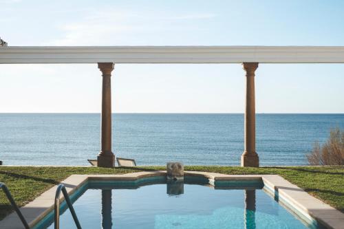 una piscina con l'oceano sullo sfondo di Villa La Dorada a Mijas Costa
