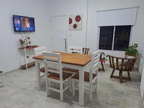 een eetkamer met een houten tafel en stoelen bij Casa de Andres in Ataliva Roca