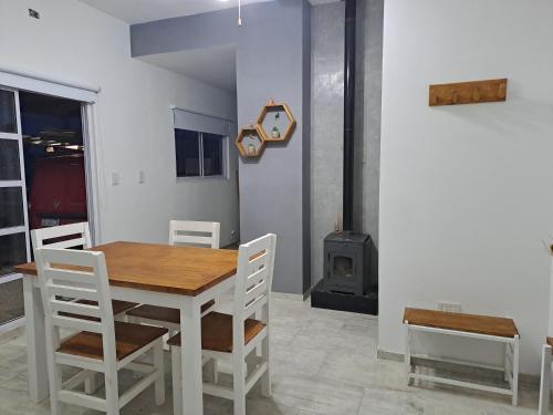 een eetkamer met een tafel en stoelen en een fornuis bij Casa de Andres in Ataliva Roca