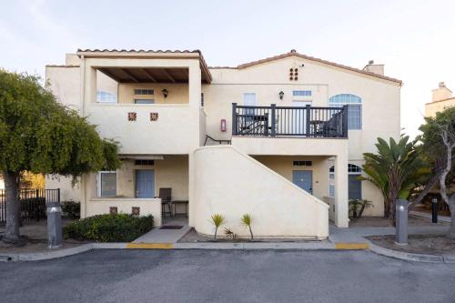 een groot gebouw met een trap ervoor bij Lighthouse Lookout in Oceano