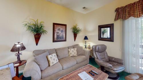 Royal Poste Unit 2605 في صن سيت بيتش: غرفة معيشة مع أريكة وكرسيين