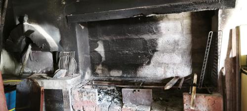 cocina con pared de ladrillo y fogones en Lodge Chagras y Arrieros, 