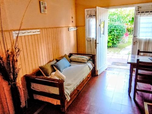 Depto 2 Chelson centro في فيلا جيزيل: غرفة نوم بسرير في غرفة مع باب