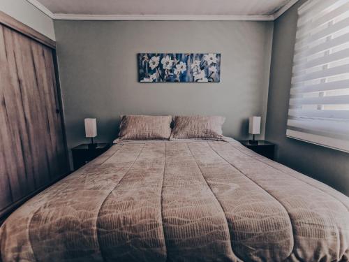 Ένα ή περισσότερα κρεβάτια σε δωμάτιο στο Hermoso Departamento Central en Concepción - 2 Dormitorios - 1 Baño - 1 Estacionamiento - Mejor Evaluado en Chile 2023-2025 - Incluye Consola de Juegos Retro - Te ayudo con panoramas