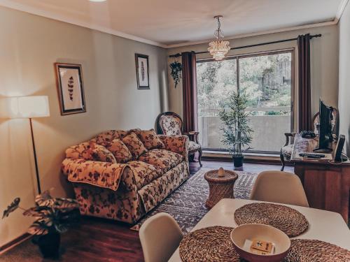 Χώρος καθιστικού στο Hermoso Departamento Central en Concepción - 2 Dormitorios - 1 Baño - 1 Estacionamiento - Mejor Evaluado en Chile 2023-2025 - Incluye Consola de Juegos Retro - Te ayudo con panoramas