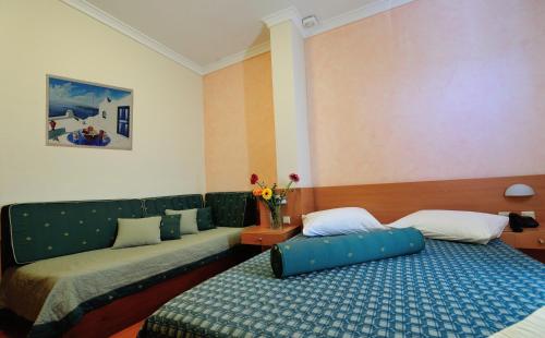 Postel nebo postele na pokoji v ubytování Adonis City Hotel
