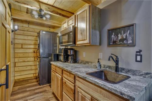 Η κουζίνα ή μικρή κουζίνα στο Riverfront, Authentic, Luxury Log Cabin-Black Bear