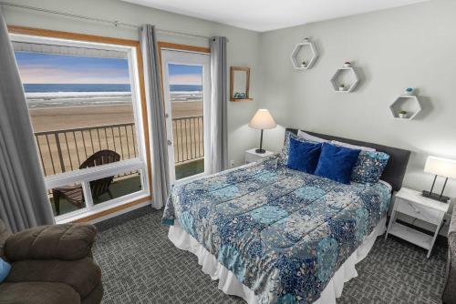 Ένα ή περισσότερα κρεβάτια σε δωμάτιο στο Top Floor Ocean View Suite - Sleeps Six - Pool & Hot Tub Access