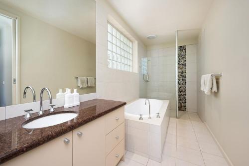 Ένα μπάνιο στο Saltwood House at Merricks Beach