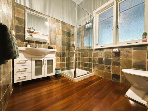 Hilltop Cottage في بريدج تاون: حمام فيه مغسلة ومرحاض