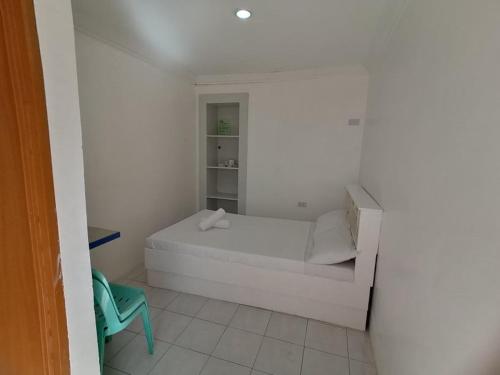 Giường trong phòng chung tại The Waterfront Beach Resort