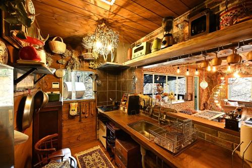Nhà bếp/bếp nhỏ tại 道志村RentalVilla12498番地ー最大11名 サウナ無料