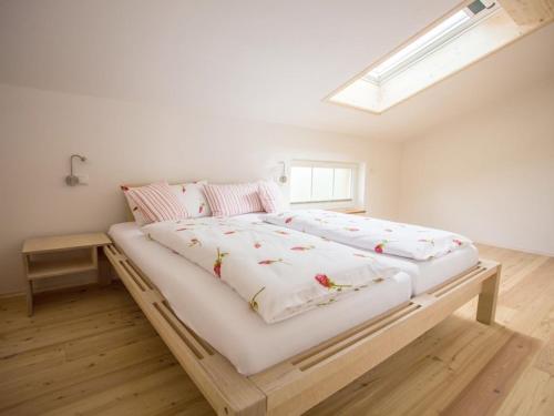 Stadelwohung Comfortable holiday residence في Argenbühl: سرير أبيض كبير في غرفة بها نافذة