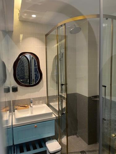 富国HUBMULTI HÒN THƠM free cable car的带水槽和带镜子的淋浴的浴室