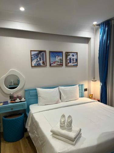 富国HUBMULTI HÒN THƠM free cable car的一间卧室，床上有两双鞋