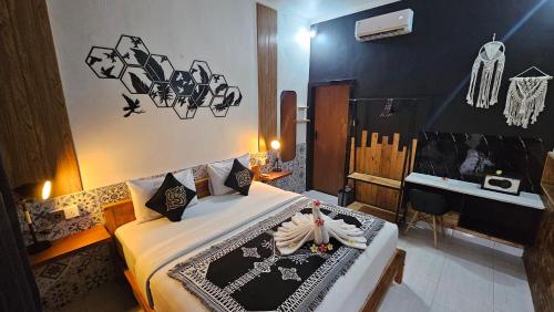 a bedroom with a bed and a desk in it at Suba Homestay in Nusa Lembongan