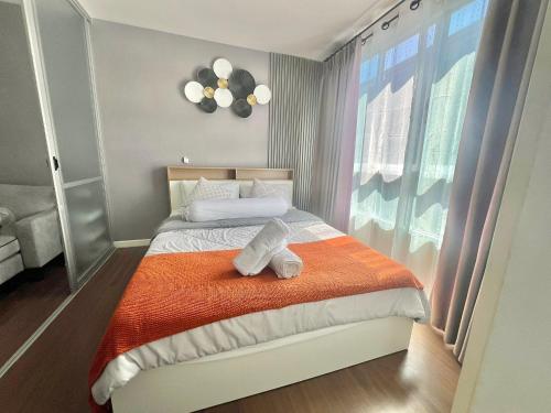 Postel nebo postele na pokoji v ubytování Dcreek 79 Modern chic condo near patong