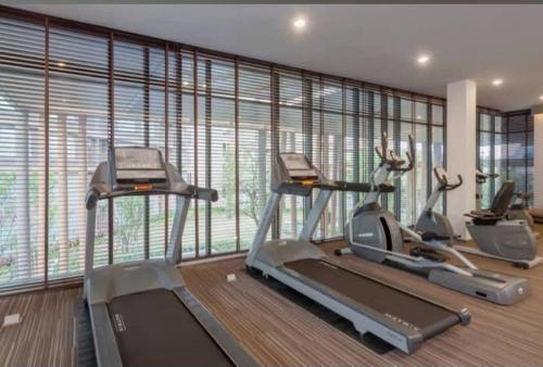 Fitness centrum a/nebo fitness zařízení v ubytování Dcreek 79 Modern chic condo near patong
