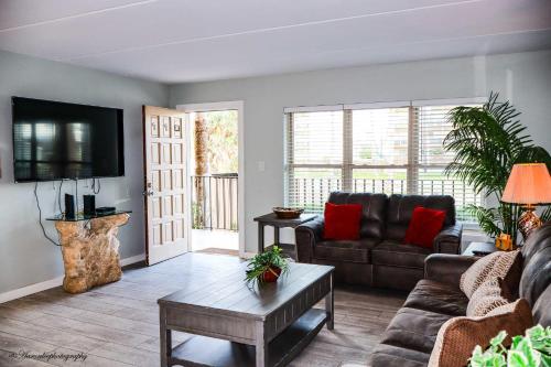 una sala de estar con un sofá y una mesa en BEACHVIEW 110 condo, en South Padre Island